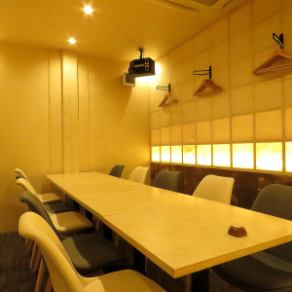 4名個室1部屋、4名～10名個室1部屋有り。連結させて中規模宴会にも対応可能！（14名ほど）平日は4名様からご利用いただけます！
