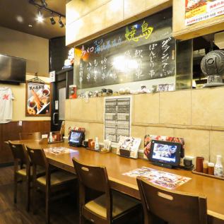 【カウンター席】お一人様でもOK！お仕事帰りに喉を潤しながら、備長炭で焼き上げる自慢の焼き鳥をご賞味ください♪