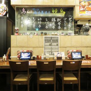 【カウンター席】お一人様でもOK！お仕事帰りに喉を潤しながら、備長炭で焼き上げる自慢の焼き鳥をご賞味ください♪