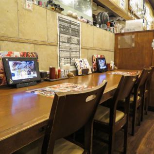 【カウンター席】お一人様でもOK！お仕事帰りに喉を潤しながら、備長炭で焼き上げる自慢の焼き鳥をご賞味ください♪