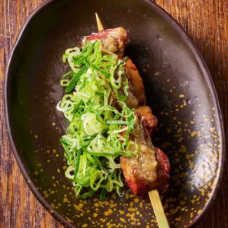 Domestic liver skewers with plenty of green onion and salt sauce