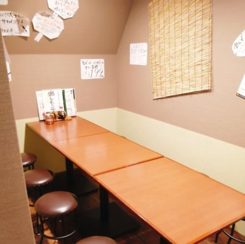 私人餐桌可容納約10人。請在私人空間享用餐點和飲料。