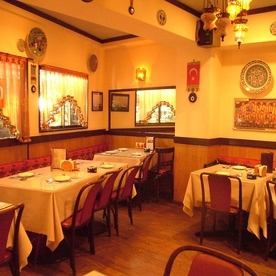 窓際の席は開放感たっぷり♪夜は夜景も鑑賞できる！お店全体は明るくアットホームな雰囲気♪お友達同士の女子会や、デートでの利用などシーンに合わせて使い分けＯＫ!!