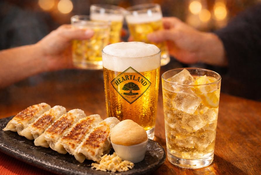 仕事終わりの仲間と、気兼ねなく語り合える夜。FUNHOLiCは少人数から貸切OK。周りを気にせず、笑って、飲んで、しっかり主役を送り出せる空間です。強炭酸ハイボールと泡ギョーザで乾杯。歓送迎会は“思い出に残る夜”にしませんか？演出のご相談も大歓迎です。