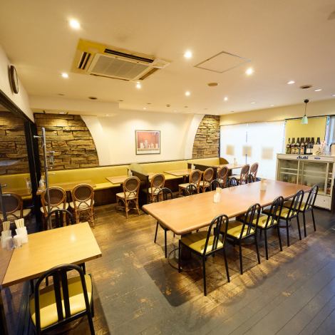 お店の中央にある大きなテーブルは12名座ることができ、一体感のある飲み会、お食事が愉しめます♪貸切の場合は、テーブルの配置を変えたり、立食も可能なので、お気軽にご相談くださいませ！お客様のお声を第一にご用意させていただきます！