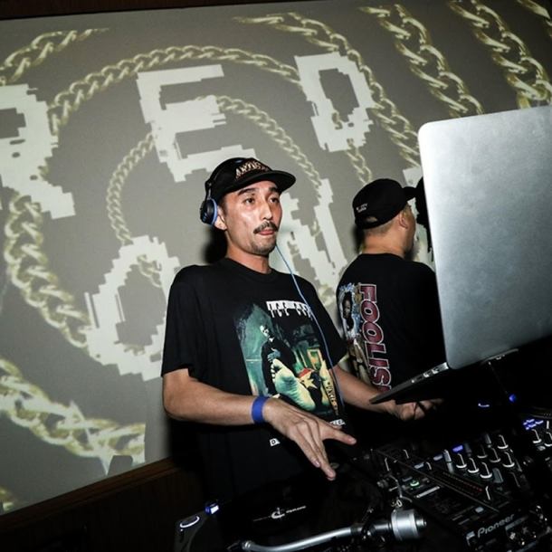 【土曜日限定のDJイベント】200インチ巨大プロジェクター、音響設備、接続機器、照明、マイク、等充実した設備で最高の空間を演出します。