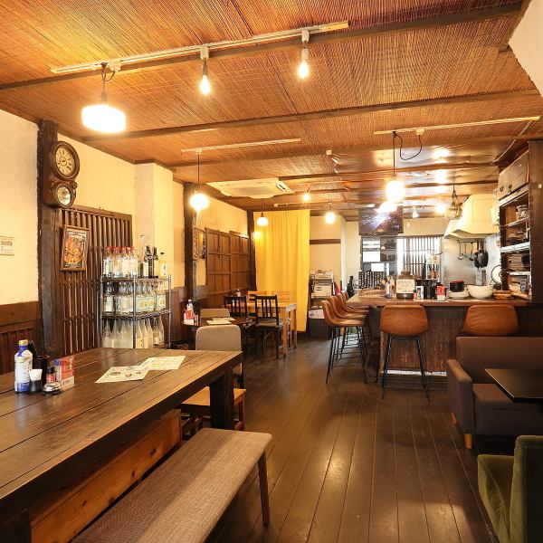 店内は木目調の家具と柔らかな照明に包まれ、居心地の良さが際立つあたたかな雰囲気。カウンターとテーブルが程よく配置され、ひとり飲みからグループ利用まで幅広く対応できる使い勝手の良さがあります。自然と長居したくなる、穏やかな空気が魅力です。