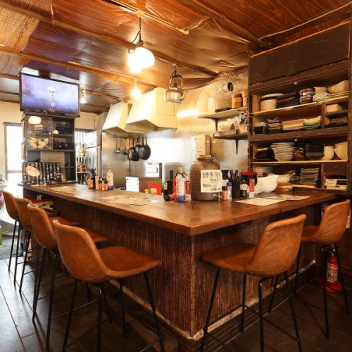 <p>和の要素を感じる木造りの壁やインテリアが、どこか懐かしい落ち着きを演出。広めのテーブル席にはゆったり座れるベンチもあり、くつろぎながら食事を楽しめます。カジュアルでありながら温もりある空間で、初めてでも親しみやすい雰囲気が整っています。</p>