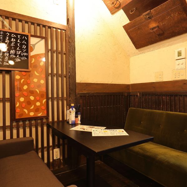 明るすぎず暗すぎない照明が心地よく、落ち着いた時間を過ごしたい方にぴったりの店内。カウンター席は温かな雰囲気で、スタッフとの距離も近く安心感があります。テーブル席はゆとりを持って配置され、会話を楽しむシーンにも最適な居心地の良い空間です。