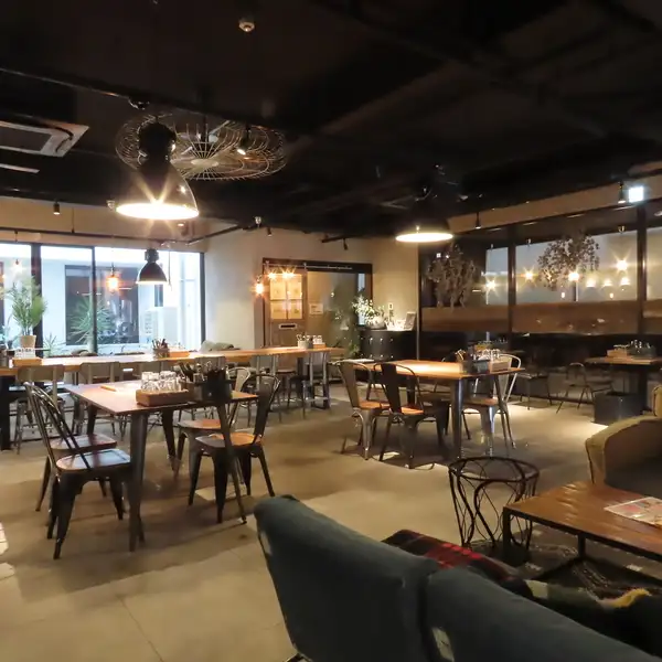 シックなインテリアと柔らかな照明が演出する、大人のためのくつろぎ空間。広々とした店内は、ゆったりと過ごしたいデートや記念日、ご宴会にも最適です。日常を少し離れて、特別なひとときをお過ごしください。