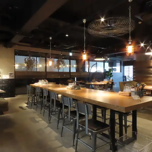 照明が彩る開放的な店内は、貸切利用にも人気。着席スタイルから立食パーティーまで柔軟に対応可能です。デートや女子会はもちろん、忘新年会・歓送迎会など、大切な集まりにもぜひご利用ください。