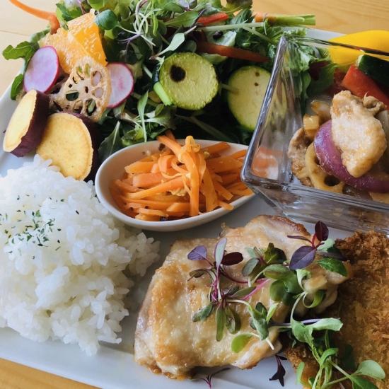 We offer a variety of colorful and fashionable one-plate lunches ♪