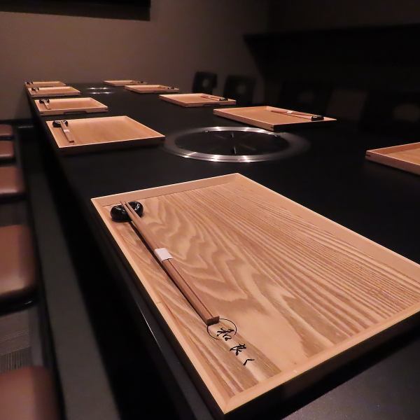 当店の個室座敷は、最大12名までご利用いただける広々とした空間です。プライベート感を大切にしながら、様々な利用シーンに対応しています。誕生日や記念日のお祝い、ビジネスの接待、友人との集まり、さらには家族の食事会など、多彩なシーンでご活用いただけます。落ち着いた雰囲気のなかで、心ゆくまでご堪能ください。