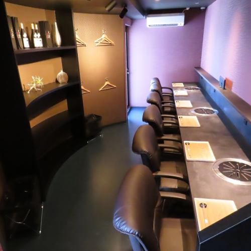 高級感あふれる落ち着いた空間で、最上級のお肉料理を楽しむことができます。カウンター席は、お1人様から6名様まで利用できる柔軟さが魅力。テーブル席は完全個室なので、プライベートな時間を確保するのもおすすめです。厳選されたお肉と共に豊富なドリンクが料理を引き立てる、特別なひとときを演出してくれる場所です。