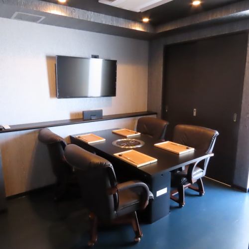 落ち着いた雰囲気の店内で、素敵な食体験をご堪能ください。完全個室のテーブル席は、大切な話や記念日、接待などさまざまなシーンにご利用いただけます。最上級のお肉を使用した焼肉や馬しゃぶ、焼しゃぶ、牛しゃぶなどが味わえ、肉料理に合う日本酒やワインが料理の味を引き立てます。特別なひとときをお楽しみください。