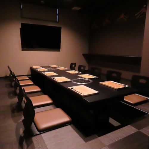 座敷（掘りごたつ）は、6名席を2部屋繋げることで、マックス12名様までご利用いただけます。会社の打上げや家族での会食などにご利用ください。最上級のお肉を使用した、焼肉や馬しゃぶ、焼しゃぶ、牛しゃぶなど多彩なメニューが味わえます。ドリンクも充実しており、料理に合う日本酒やワインも豊富に取り揃えております。