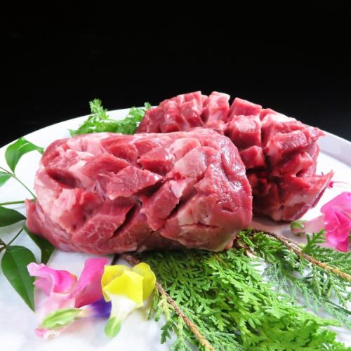 牛タン：牛の舌を使ったお料理。柔らかくジューシーな食感が特徴で、風味豊かな味わいが存分に楽しめます♪