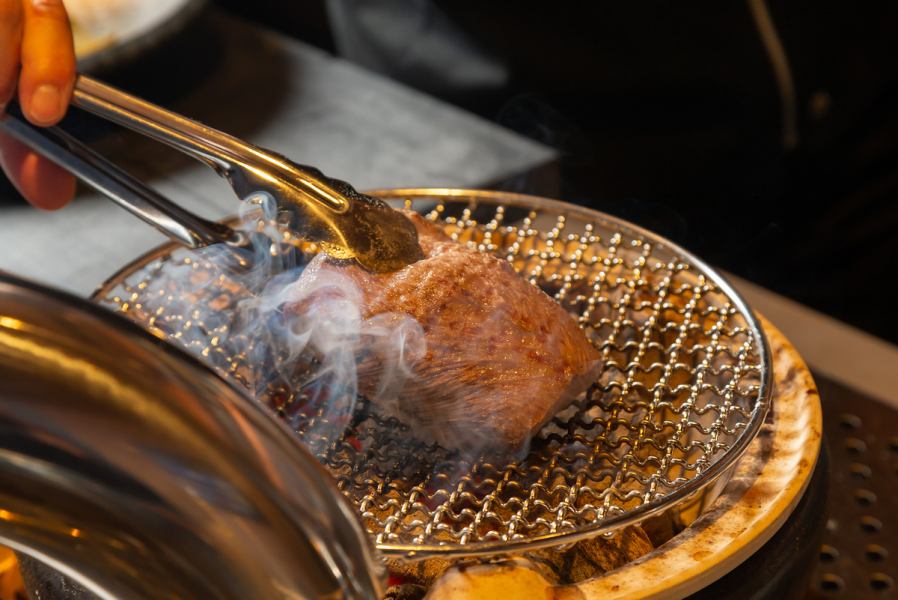 【店内で丁寧に手切り】鹿児島黒毛和牛を丸ごと一頭買い付けることで、リーズナブルに上質なお肉をご提供することができています。店内奥では職人が手切りする風景をお楽しみいただけます。