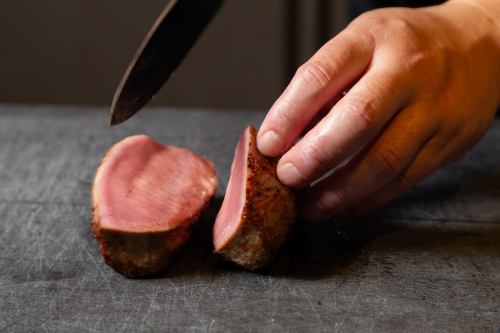 目の前で丁寧に調理