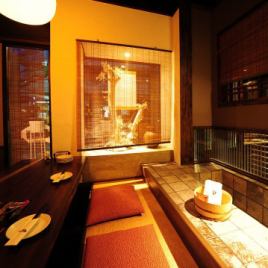 他店には珍しい足湯の8名様までご対応可能な個室。足湯で体の芯まで温めながら美味しい沖縄料理やお酒をお楽しみ下さいませ。