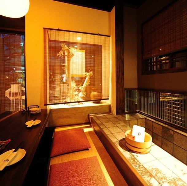 人気の足湯付きの個室。足湯を完備してる数少ないお店が東岡崎に！足湯で温まりながら、美味しい沖縄・九州料理やお酒をお召し上がり頂けます。ゆったり寛ぎながら素敵な時間をお楽しみください。人気のお席となっておりますのでご予約はお早めに！
