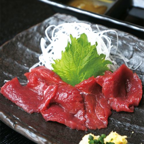 [Kinnozakura from Kumamoto Prefecture] Horse sashimi with sesame salt and Kyushu soy sauce