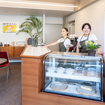 【ペットOK！ドッグメニュー◎】店内はわんちゃんOKエリアのほか、ドッグバギーでの入店や2台までの貸出も可能です◎体にやさしいドッグメニューもあり、北海道産のエゾ鹿肉をふんだんに使ったミートボール、旬野菜を丁寧に裏ごししたピュレ、濃厚な卵黄と無糖ヨーグルトを添えた、わんちゃんのための特別な一皿です。