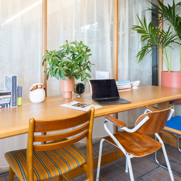 リビングのような居心地のいいインテリアに囲まれた、ゆったりと寛げる空間です。ベビーカー入店可能、トイレにおむつ替えベットがあり、赤ちゃん連れの方も安心◎テーブル席とソファ席は2名掛けを11卓ご用意。電源も備えたロングテーブル3席は、PC作業にもおすすめです◎貸切も可能ですので、お電話にてご相談ください。