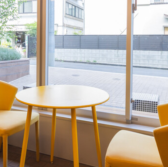 朝はゆったりモーニングを楽しめるお店。ペット同伴OKで、赤ちゃん連れのご家族やママ友同士でも気兼ねなく過ごせます。明るく開放的な空間は、普段使いから貸切利用まで幅広く対応可能。くつろぎながら特別な時間をお楽しみください。