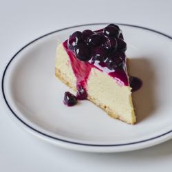 クラシックNYチーズケーキブルーベリーソース 揚浜塩添え