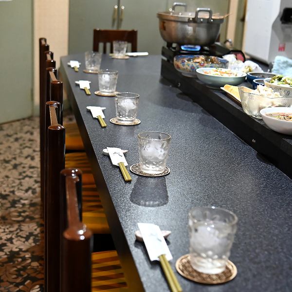 カウンター席を7席ご用意しております。お一人様でのご利用も大歓迎です。店主、女将、スタッフはもちろん常連のお客さんの温かい雰囲気で、一人でのご来店でもついつい会話が弾みます♪是非お気軽にご来店ください◎