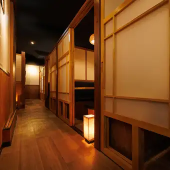 【最多可容纳 60 人】预订整个餐厅，举办轻松而特别的宴会。餐厅拥有宁静祥和的传统日式氛围，可专门预订用于公司宴会、欢送会、欢迎会和各种庆祝活动，让您尽情享受美食美酒，而无需担心他人。