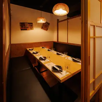 【适合6-8人】一个私密的房间，大家可以在这里放松和聚会。它非常适合公司与同事的聚会或小型团体聚会。它既能提供舒适的隐私空间，又能让你放松身心，不会感到束缚。我们也接受当日预订。