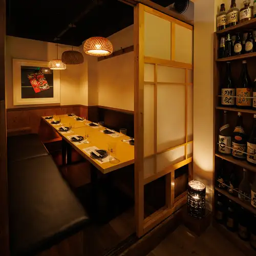 銘酒が並ぶ和の空間で。ゆったり味わう大人のひととき