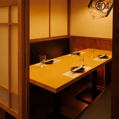 木の温もりとやさしい灯りに癒される。落ち着きの和空間