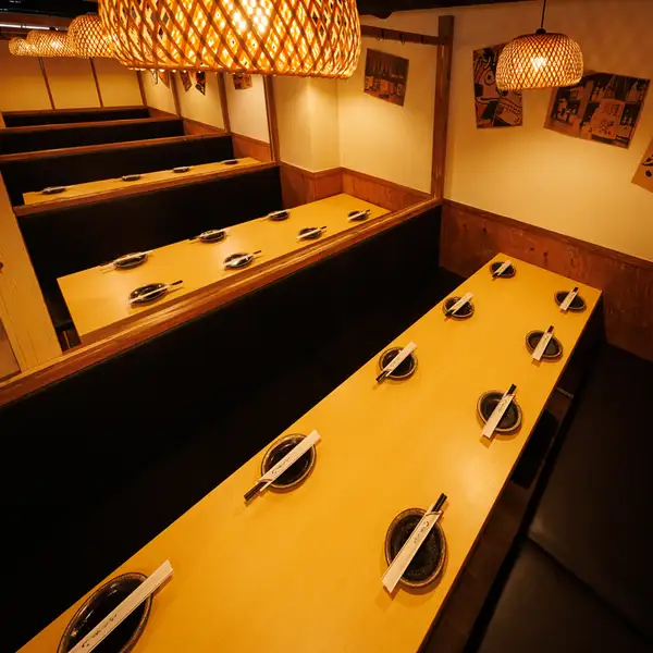店貸切は最大60名様までご案内可能。会社宴会や歓送迎会、同窓会、結婚式の二次会など、大人数での宴会にぴったり。長テーブルを囲んで料理とお酒を楽しめば、自然と会話も弾みます。