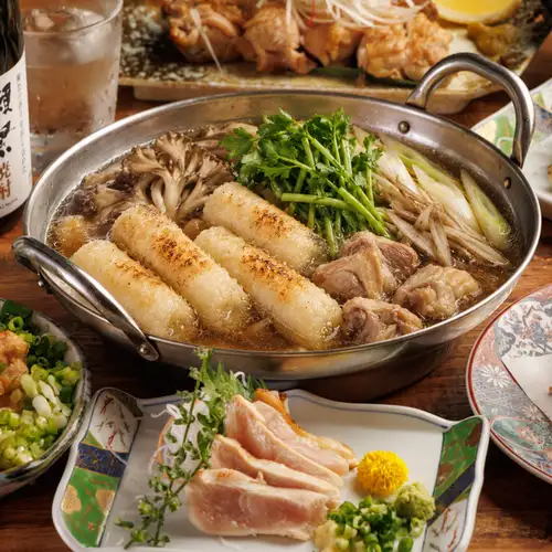 自慢の鶏料理からきりたんぽ鍋やお刺身まで。宴を彩る飲み放題付コース4000円～