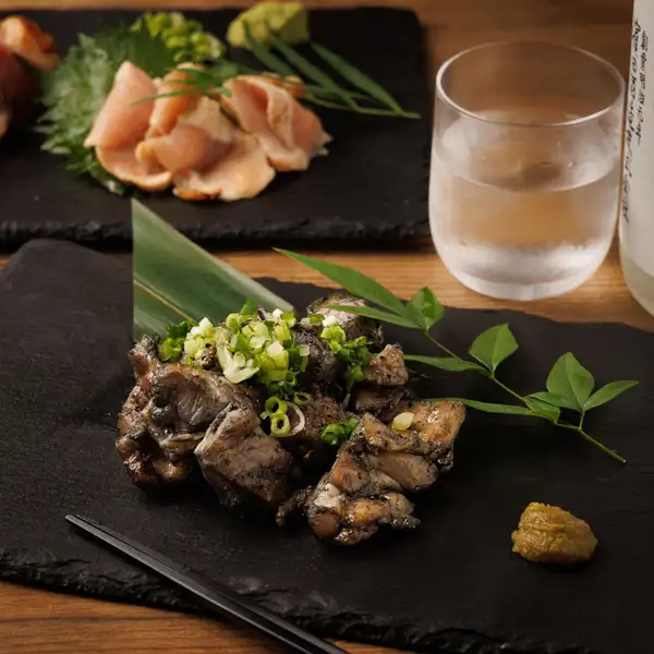 炭火の香ばしさと地鶏の濃厚な旨みが広がる。噛むほど味わい深い地鶏の炭火焼き