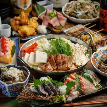 3時間飲み放題付＜全11品＞7000円(税込)｜鶏すき鍋にう巻き玉子や鮮魚5点盛りの豪華な宴