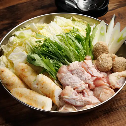 秋田の郷土料理。きりたんぽに鶏と野菜の旨みが染み込む