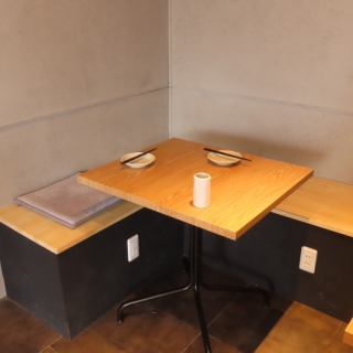 シックで落ち着いた色調で統一されたテーブル席は、女子会や少人数の宴会にぴったりな上質な空間です。モダンな雰囲気の店内は、清潔感に溢れ女性客からも好評。周囲を気にせず会話を楽しみながら、自慢の料理とお酒を心ゆくまで堪能してください。大人がゆとりをもって寛げる贅沢なひと時を演出♪