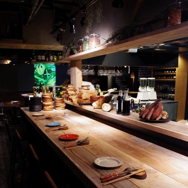 【目黒おすすめの野菜バル】シンプルながらもオシャレな内装♪そんな店内に入るとすぐにずらっと並ぶ野菜が目に入ります。千葉の自家農園から直送の野菜をご紹介しております。珍しい種類の野菜や普段お目にかかる野菜とは違うものなど、様々な野菜をご用意しております。
