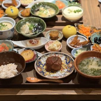 【おばんざいランチ】体に優しいお惣菜を15品。+メイン料理、ごはん、お味噌汁付でボリューム◎