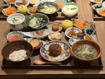 【おばんざいランチ】体に優しいお惣菜を15品。＋メイン料理、ごはん、お味噌汁付でボリューム◎