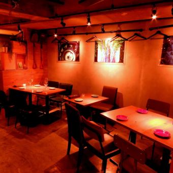 店内はシンプルながらもお洒落な内装になっております♪テーブル席は様々なレイアウトにご対応させて頂きますので、お気軽にご相談ください！宴会や女子会など、様々なシーンにおすすめです。是非、目黒にお越しの際はお立ち寄りくださいませ。