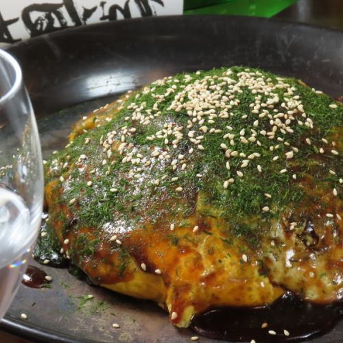 これぞ本場の味！広島名物お好み焼きをご賞味あれ。