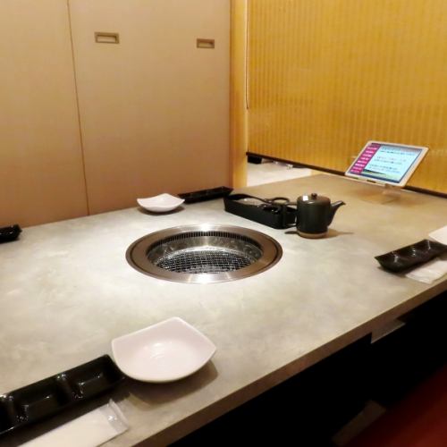 6 people x 3 semi-private kotatsu rooms.All seats allow smoking/separated by roll curtains.