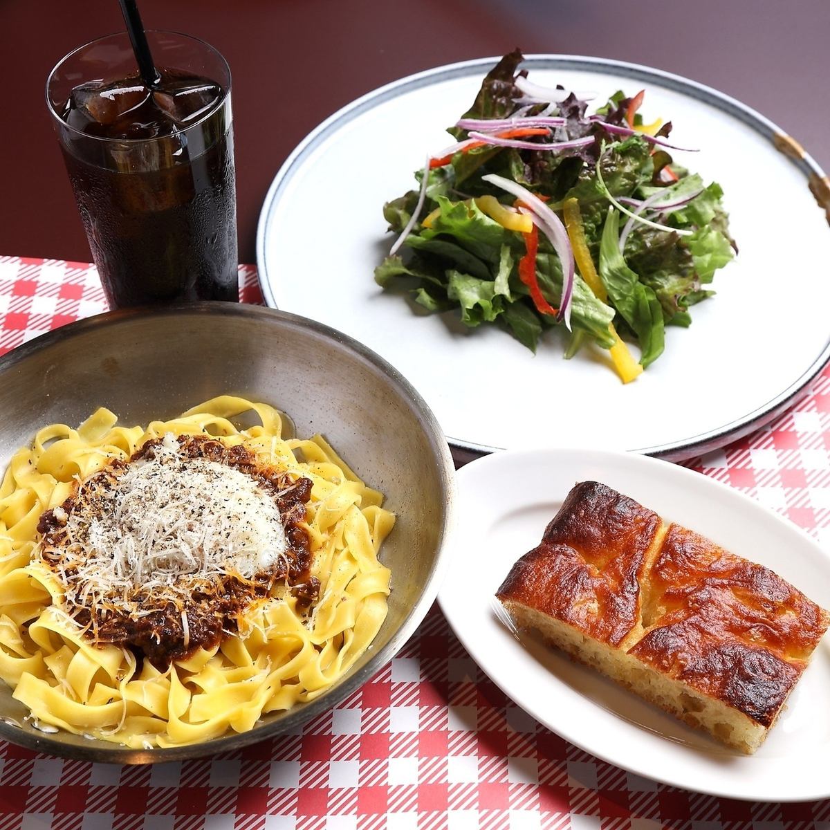 濃厚なパスタと、ワインやオリジナルカクテルを楽しめます♪