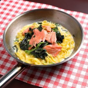 スモークサーモンとほうれん草のクリームソース:スパゲッティーニ