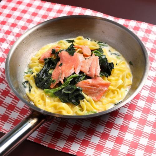 スモークサーモンとほうれん草のクリームソース:スパゲッティーニ